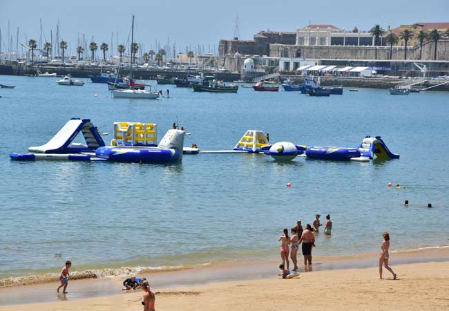 Die Strände von Estoril sind im Sommer voller Aktivitäten.