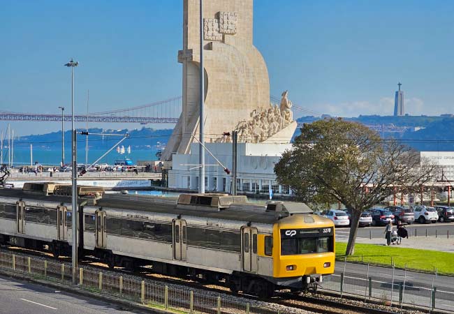 Der Zug nach Estoril fährt durch das Viertel Belem