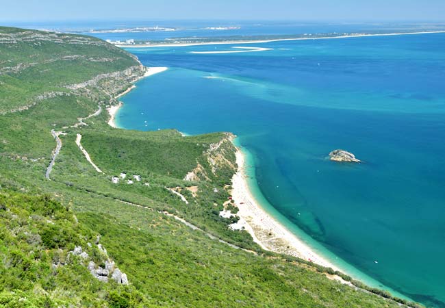 Die Küstenlinie der Serra da Arrábida