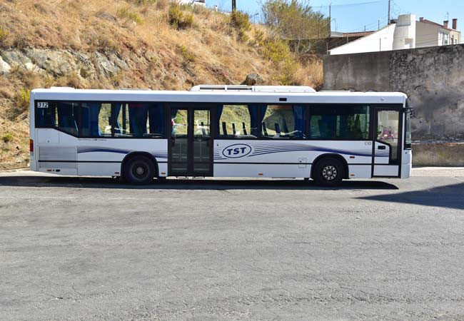 Le bus Cabo Espichel attendant à la gare routière de Sesimbra