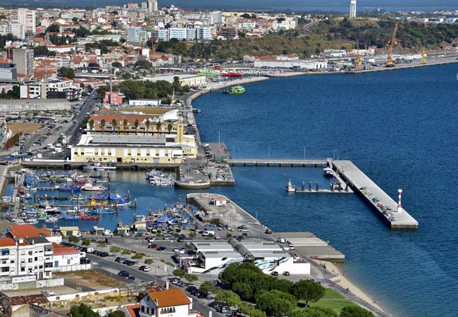 Die Doca de Pesca sowie die Hafenpromenade in Setubal