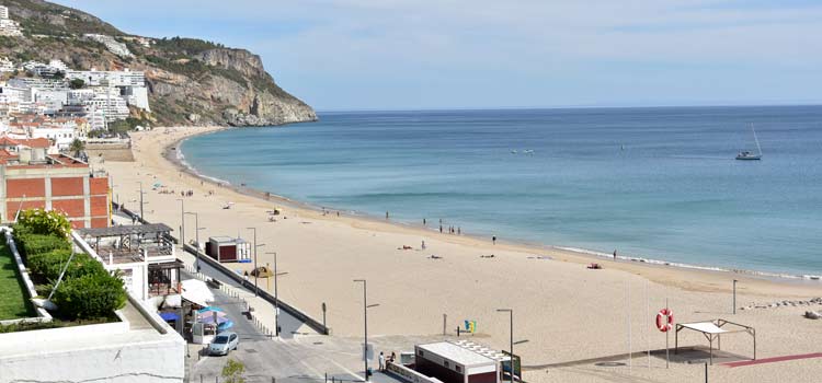 The Praia da Califórnia in Sesimbra